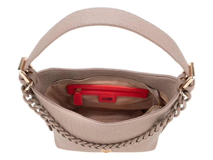 Bolso pequeño Cloe color fango con detalle de cadena dorada y asa superior.