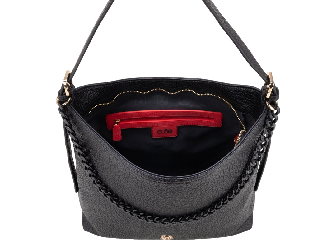 Bolsa Cloe color negro con detalle de cadena dorada y asa superior.