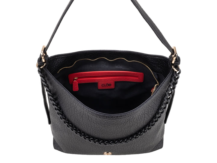 Bolsa Cloe color negro con detalle de cadena dorada y asa superior.