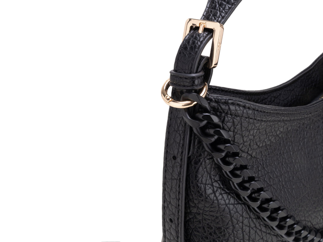 Bolsa Cloe color negro con detalle de cadena dorada y asa superior.