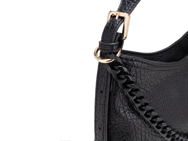 Bolsa Cloe color negro con detalle de cadena dorada y asa superior.