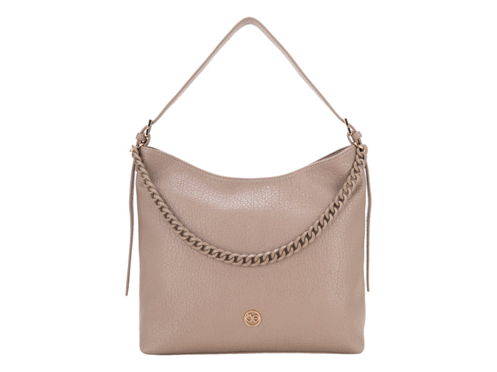 Bolsa de hombro Cloe color fango con detalle de cadena frontal y correa.