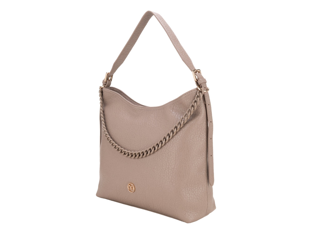 Bolsa de hombro Cloe color fango con detalle de cadena frontal y correa.