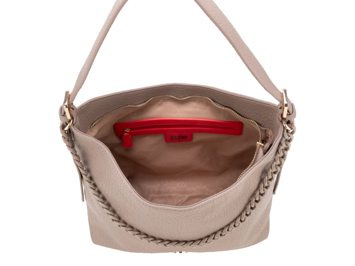Bolsa de hombro Cloe color fango con detalle de cadena frontal y correa.