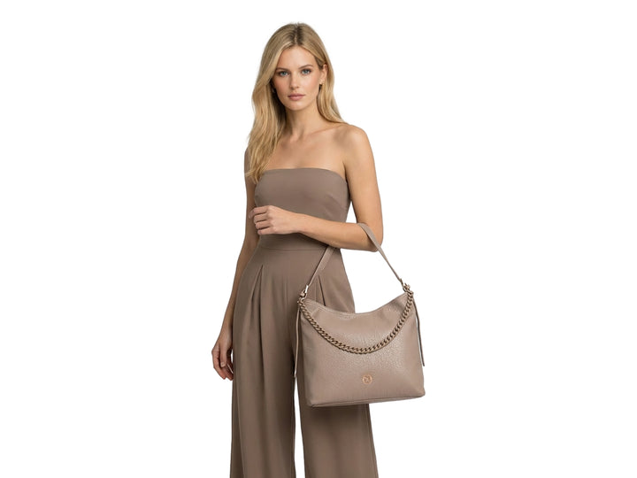 Bolsa de hombro Cloe color fango con detalle de cadena frontal y correa.