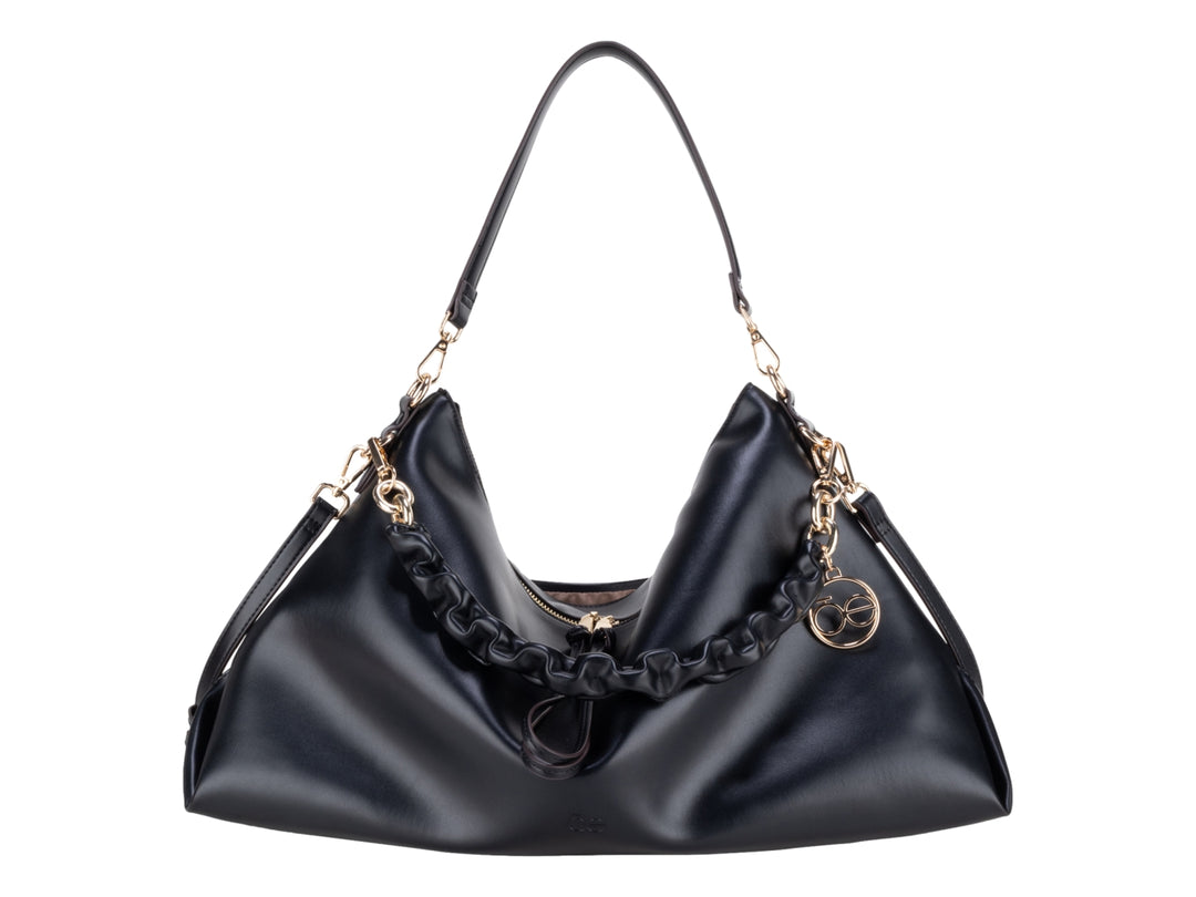 Bolso pequeño color negro de la marca Cloe con detalles en dorado y asa de hombro.