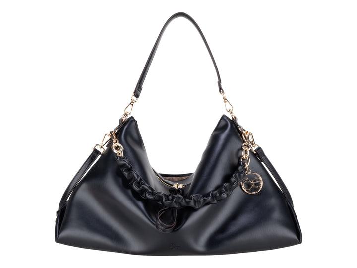 Bolso pequeño color negro de la marca Cloe con detalles en dorado y asa de hombro.