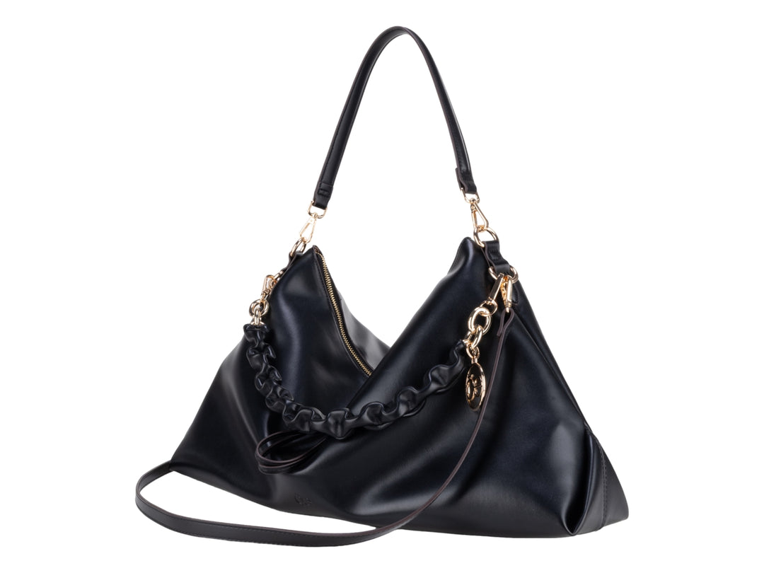 Bolso pequeño color negro de la marca Cloe con detalles en dorado y asa de hombro.