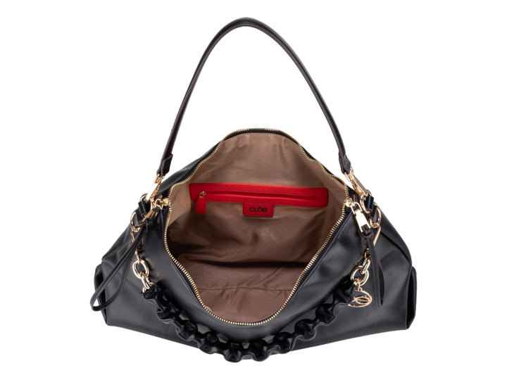 Bolso pequeño color negro de la marca Cloe con detalles en dorado y asa de hombro.