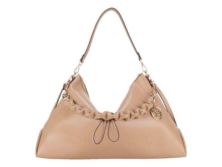 Bolso pequeño Cloe color camel con detalle fruncido y herrajes dorados.
