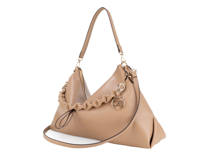 Bolso pequeño Cloe color camel con detalle fruncido y herrajes dorados.
