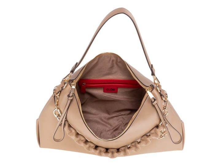 Bolso pequeño Cloe color camel con detalle fruncido y herrajes dorados.