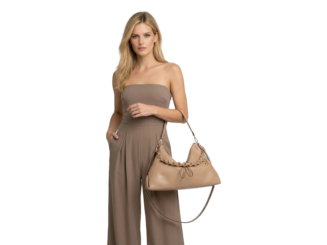 Bolso pequeño Cloe color camel con detalle fruncido y herrajes dorados.