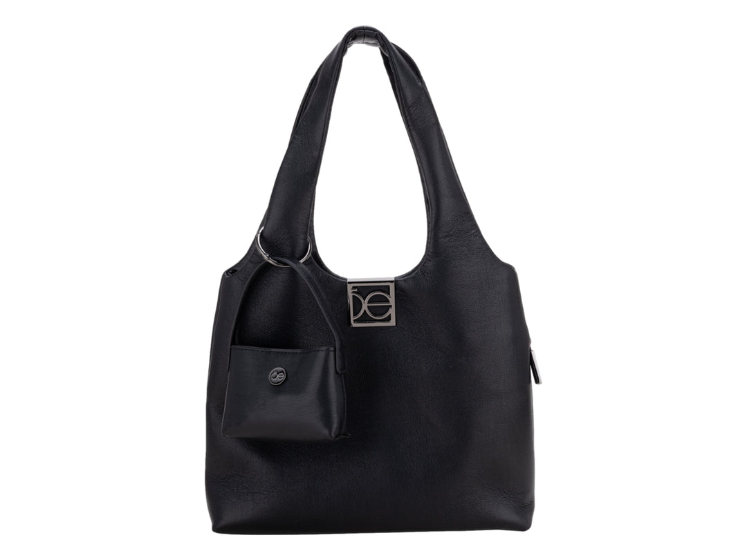Bolsa Cloe color negro con asa larga y un pequeño monedero adjunto.