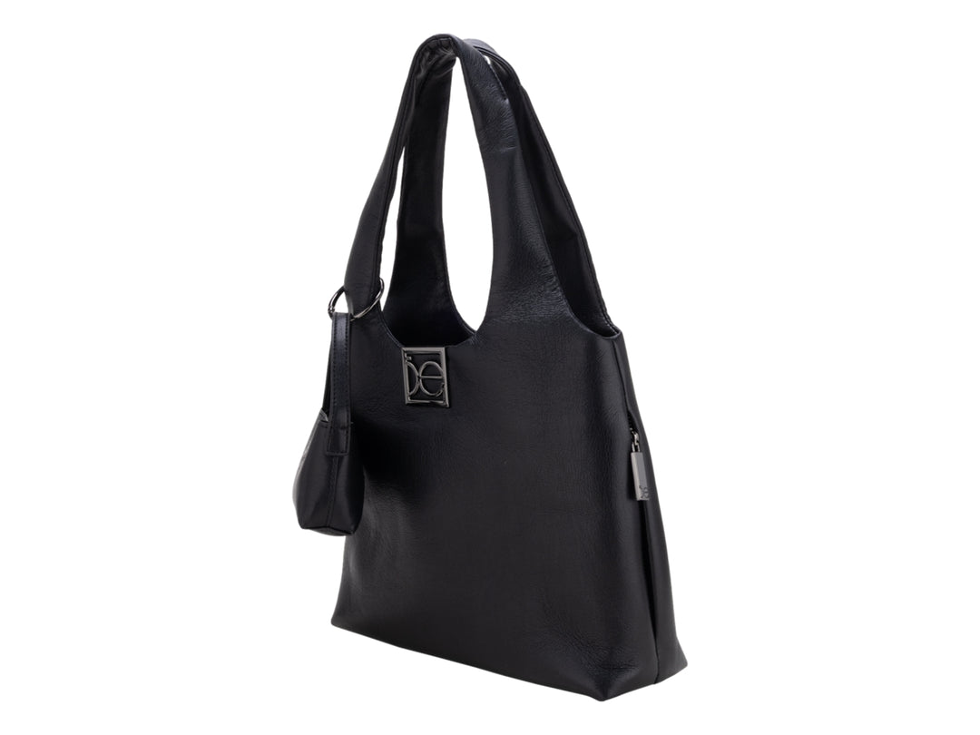 Bolsa Cloe color negro con asa larga y un pequeño monedero adjunto.