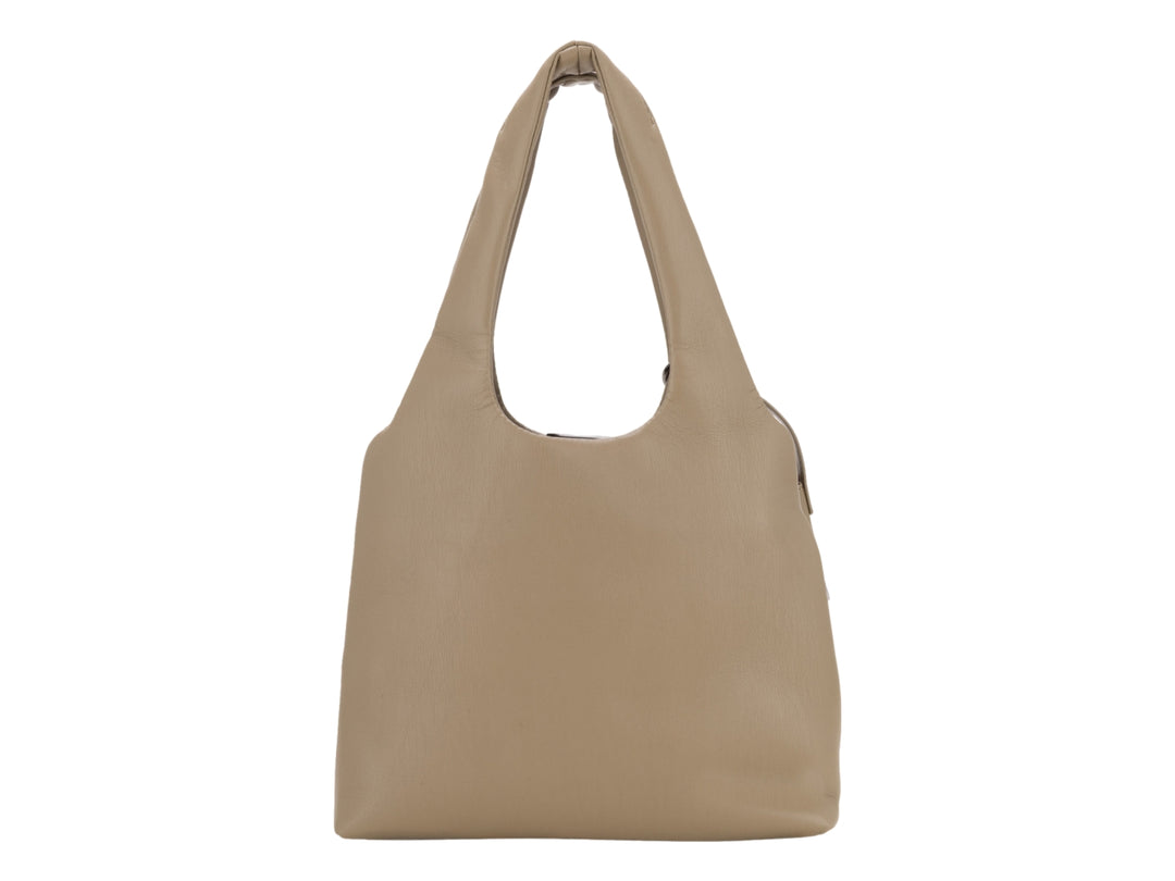 Bolsa Cloe color fango con un pequeño monedero acoplado y asa superior.