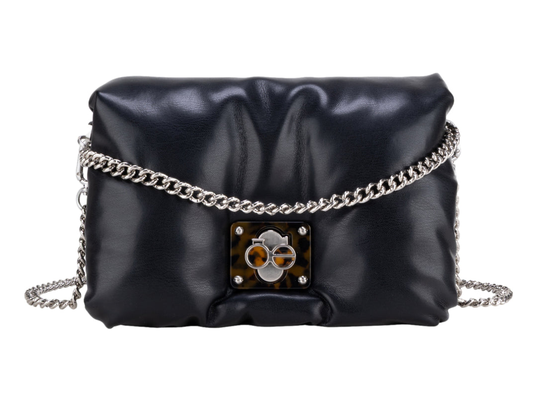 Bolso pequeño negro acolchado con correa de cadena plateada y broche decorativo.