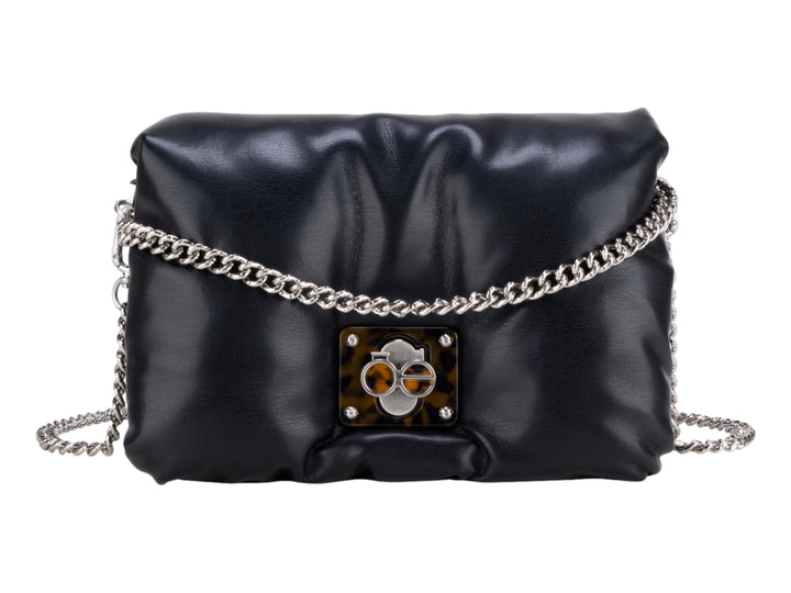Bolso pequeño negro acolchado con correa de cadena plateada y broche decorativo.