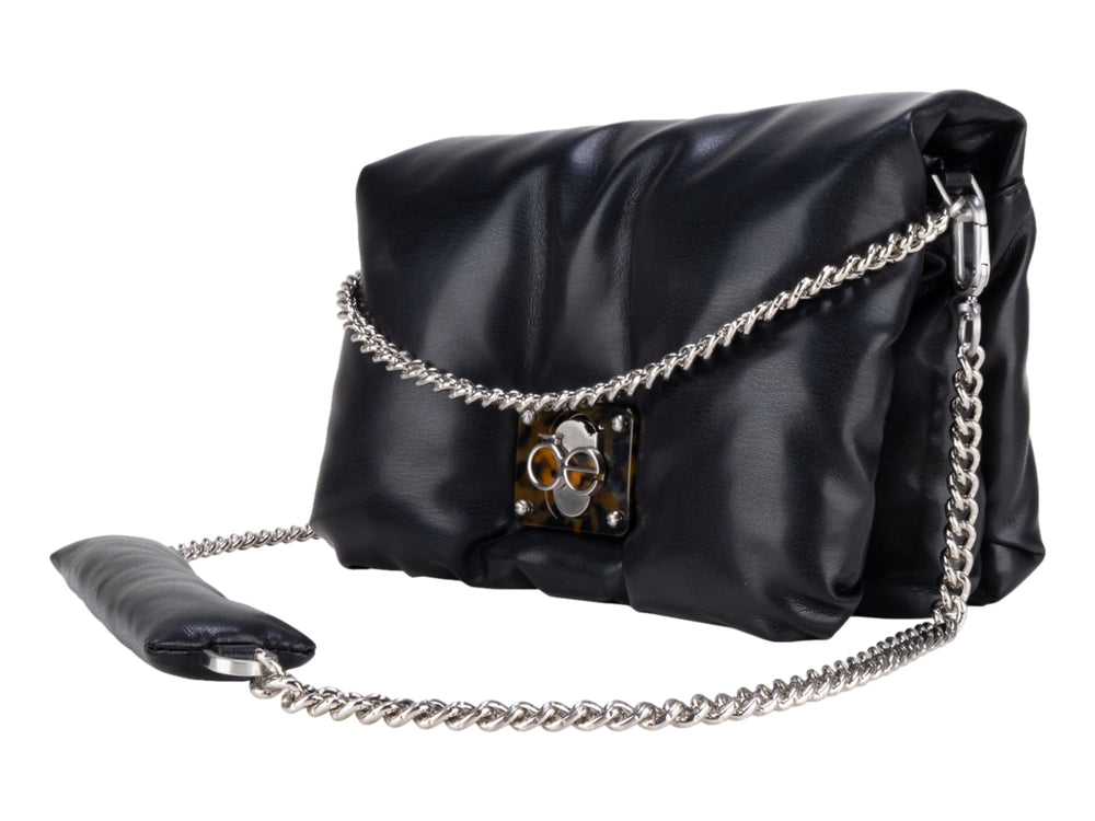 Bolso pequeño negro acolchado con correa de cadena plateada y broche decorativo.