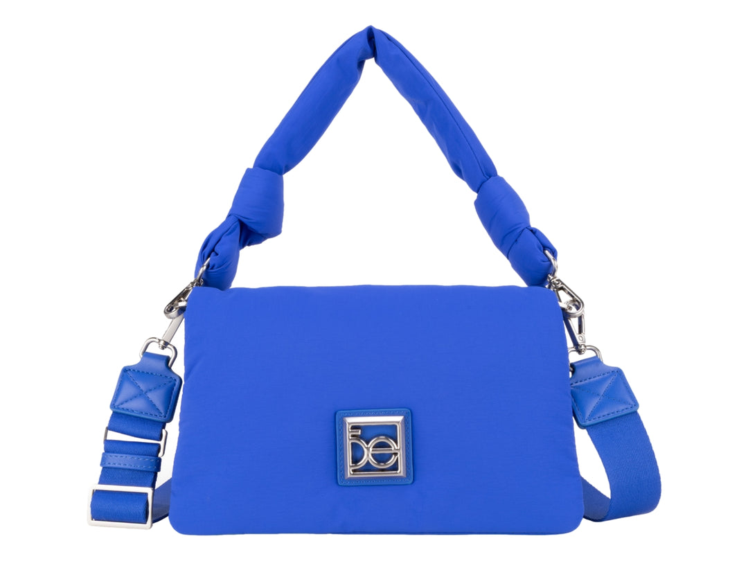 Bolso pequeño Cloe color azul con diseño acolchado, asa superior y correa ajustable.
