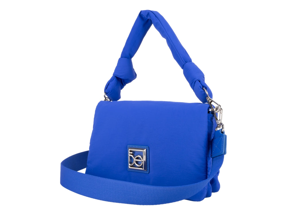 Bolso pequeño Cloe color azul con diseño acolchado, asa superior y correa ajustable.