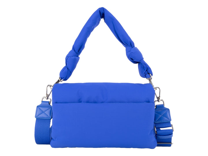 Bolso pequeño Cloe color azul con diseño acolchado, asa superior y correa ajustable.