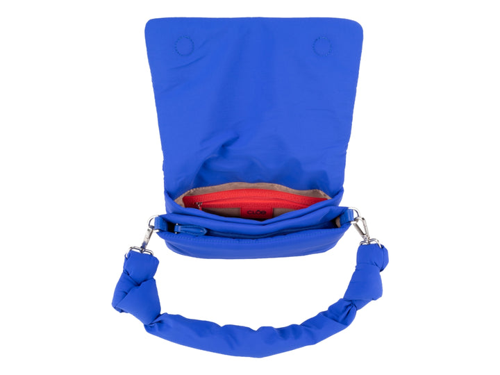 Bolso pequeño Cloe color azul con diseño acolchado, asa superior y correa ajustable.
