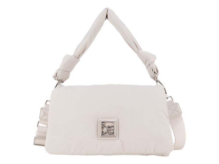 Bolso pequeño Cloe color gris con diseño acolchado, asa superior anudada y correa ajustable.