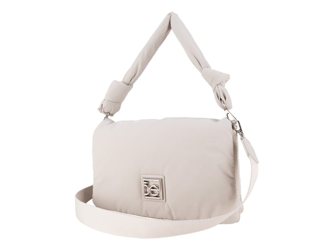 Bolso pequeño Cloe color gris con diseño acolchado, asa superior anudada y correa ajustable.