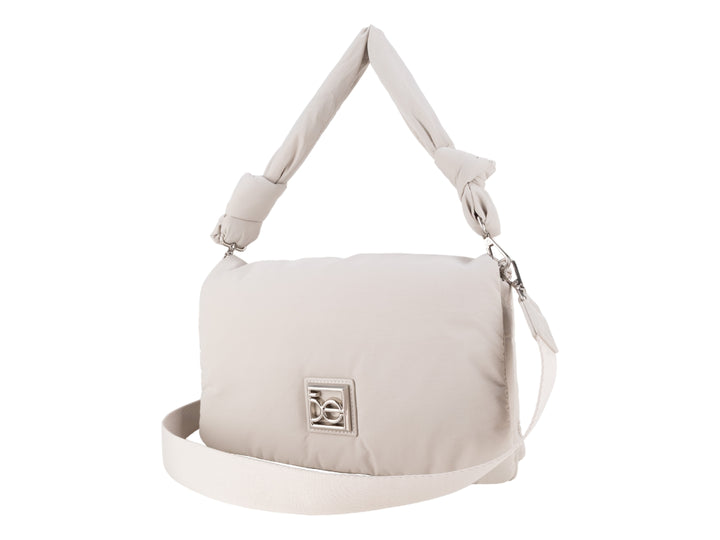 Bolso pequeño Cloe color gris con diseño acolchado, asa superior anudada y correa ajustable.