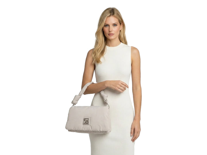 Bolso pequeño Cloe color gris con diseño acolchado, asa superior anudada y correa ajustable.
