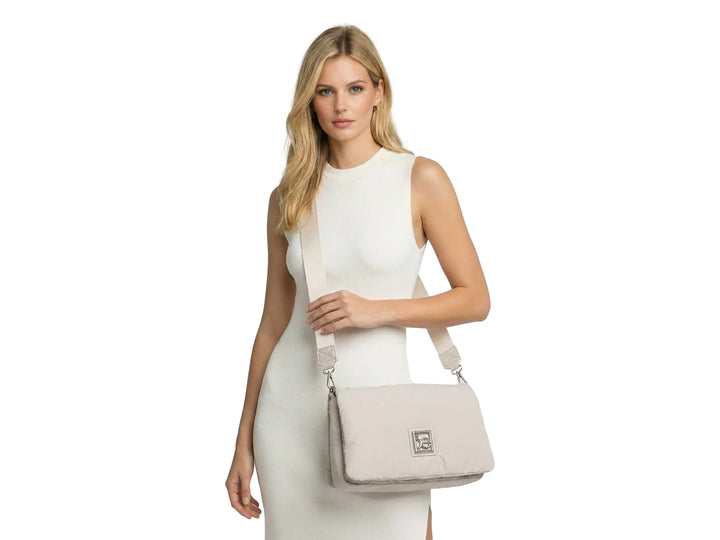Bolso pequeño Cloe color gris con diseño acolchado, asa superior anudada y correa ajustable.