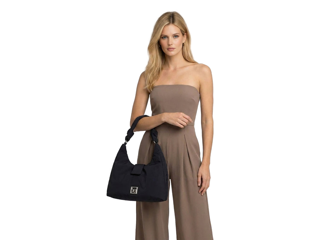 Bolso pequeño Cloe color negro con asa anudada y acabado mate.