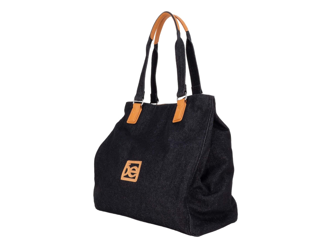 Bolsa tote color negro con detalles y asas en color naranja.