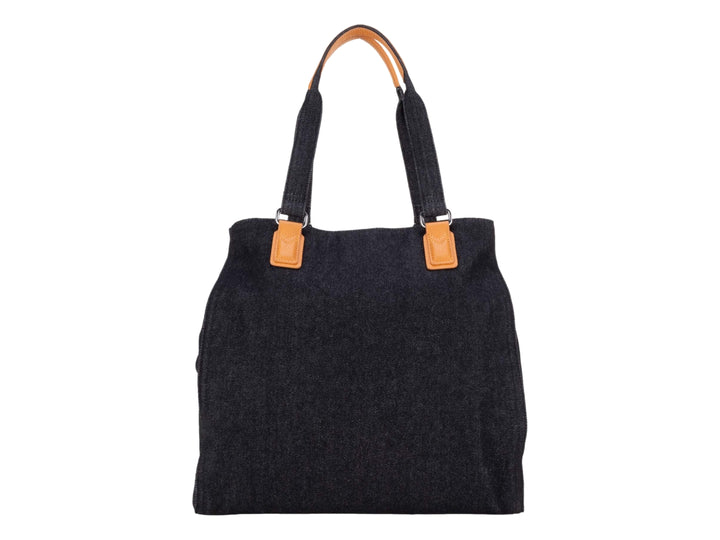 Bolsa tote color negro con detalles y asas en color naranja.