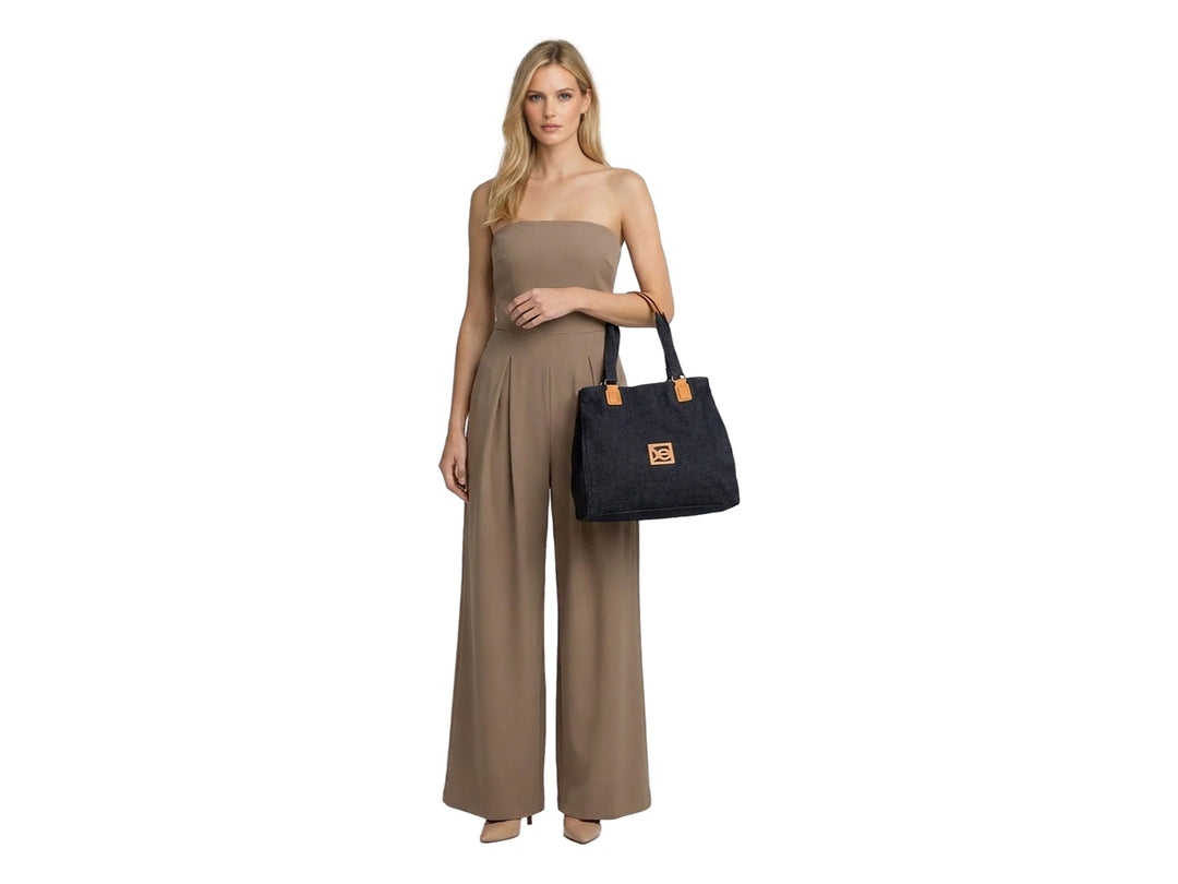 Bolsa tote color negro con detalles y asas en color naranja.