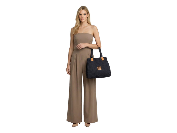 Bolsa tote color negro con detalles y asas en color naranja.