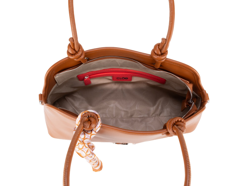 Bolsa Cloe color tan con pañuelo decorativo y asa superior.