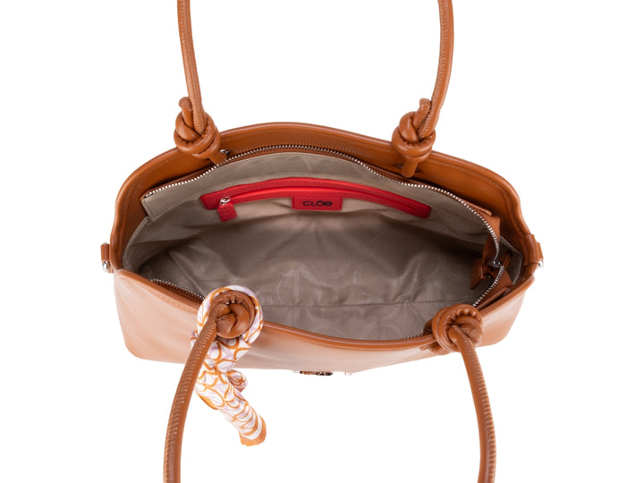 Bolsa Cloe color tan con pañuelo decorativo y asa superior.