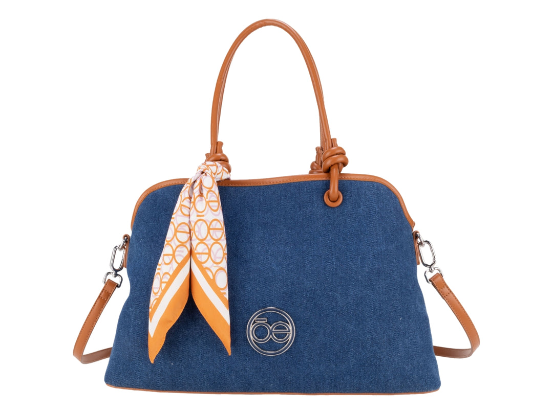 Bolsa Cloe azul con detalles en marrón y un pañuelo decorativo anudado en el asa.