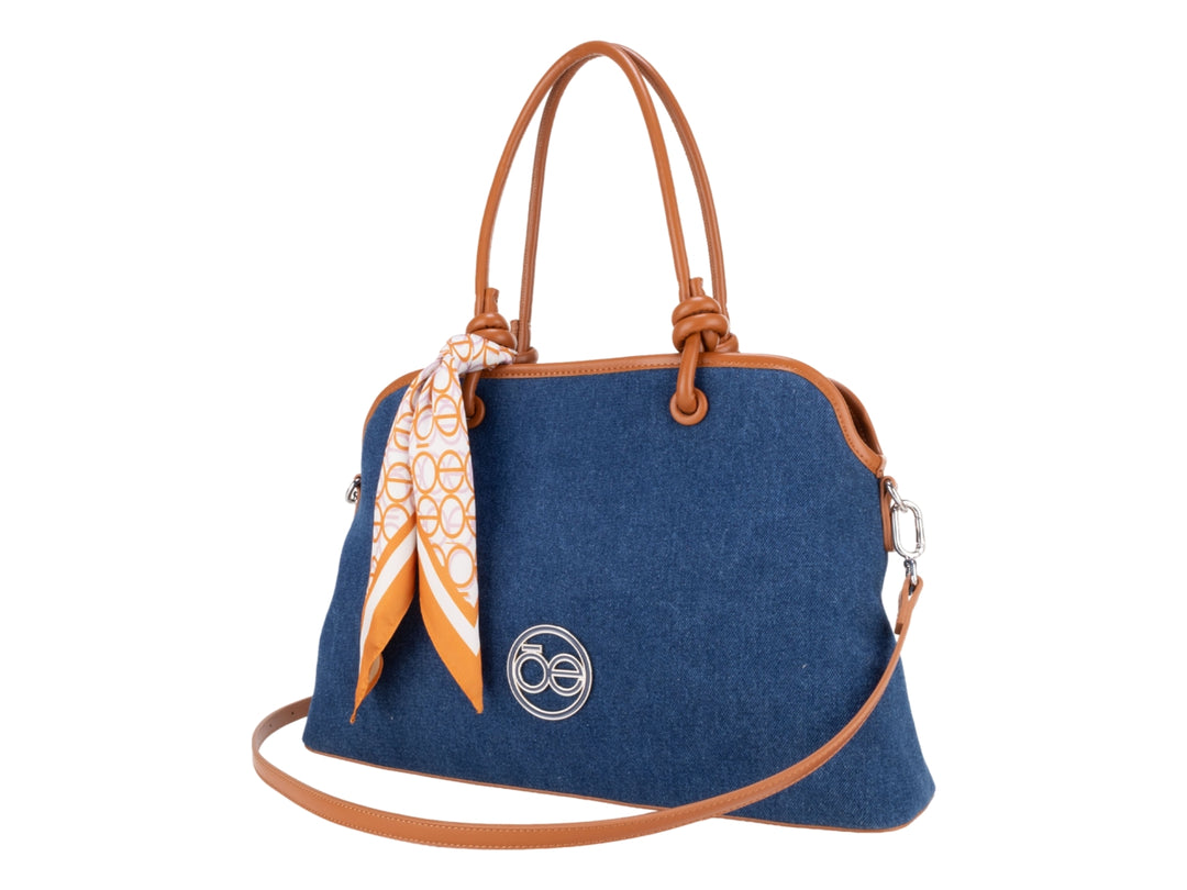 Bolsa Cloe azul con detalles en marrón y un pañuelo decorativo anudado en el asa.
