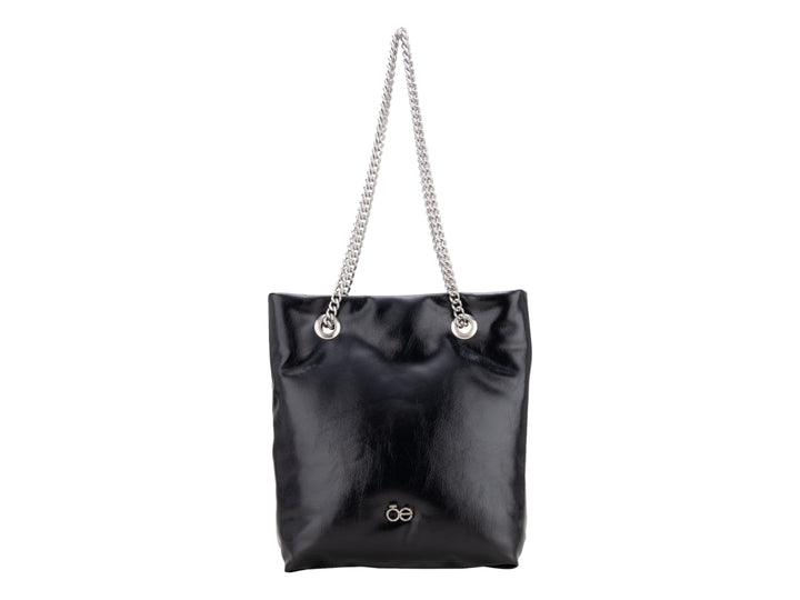 Bolsa Cloe color negro con acabado brillante y asas de cadena plateada.
