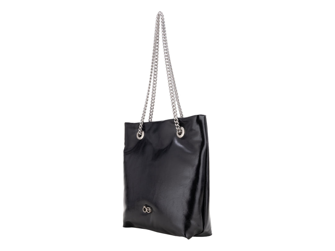Bolsa Cloe color negro con acabado brillante y asas de cadena plateada.