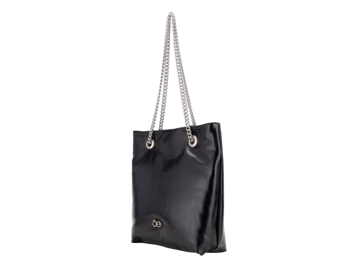 Bolsa Cloe color negro con acabado brillante y asas de cadena plateada.