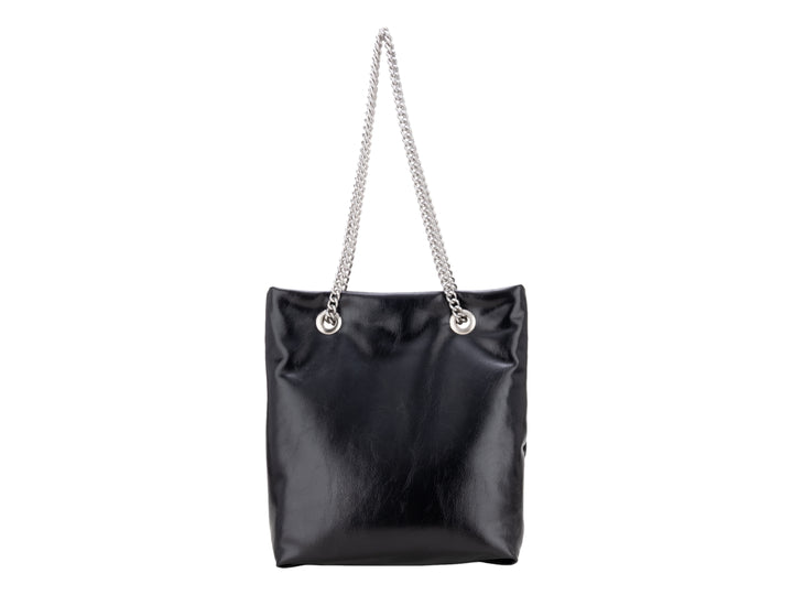 Bolsa Cloe color negro con acabado brillante y asas de cadena plateada.
