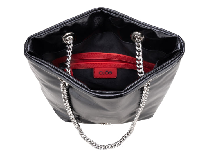 Bolsa Cloe color negro con acabado brillante y asas de cadena plateada.