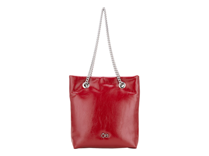 Bolsa Cloe color rojo con asas de cadena plateada y acabado brillante.