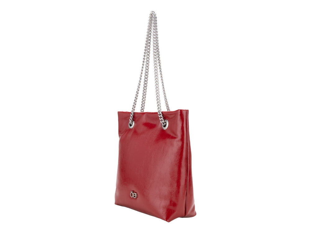 Bolsa Cloe color rojo con asas de cadena plateada y acabado brillante.