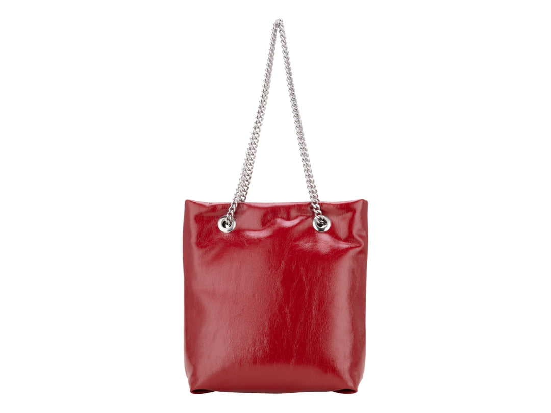 Bolsa Cloe color rojo con asas de cadena plateada y acabado brillante.