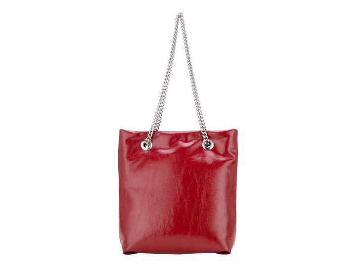 Bolsa Cloe color rojo con asas de cadena plateada y acabado brillante.
